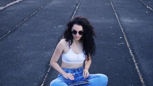 Young Happy White Girl Black Sunglasses White Top Blue Jeans — Vídeo de stock
