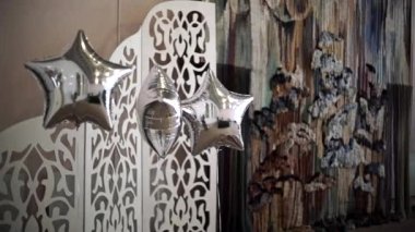 Gümüş renk yıldız şeklinde helyum ile güzel şenlikli balonlar