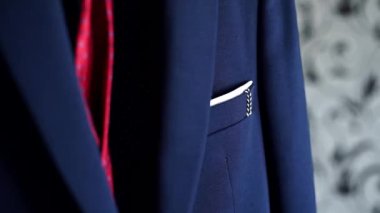 bir askı üzerinde donanma iş elbisesi