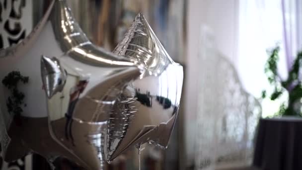 銀色の星の形でヘリウムと美しいお祝いの風船 — ストック動画