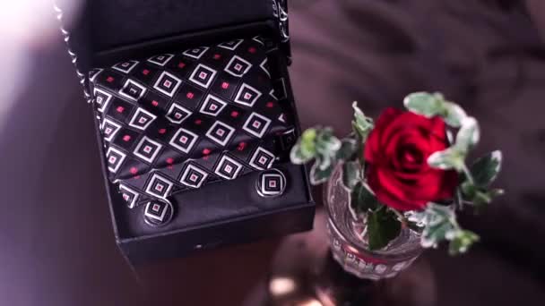 漂亮的袖扣为男衬衫与领带与美丽的装饰躺在一个美丽的盒子 — 图库视频影像