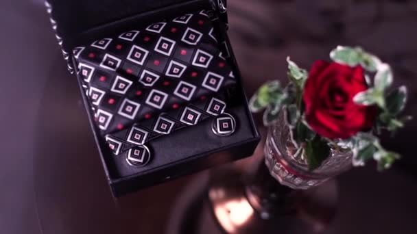 漂亮的袖扣为男衬衫与领带与美丽的装饰躺在一个美丽的盒子 — 图库视频影像