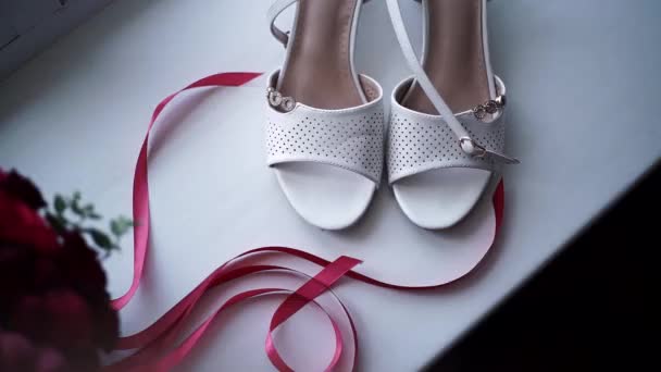 Hermosos Zapatos Boda Blancos Novia Pie Ramo — Vídeos de Stock