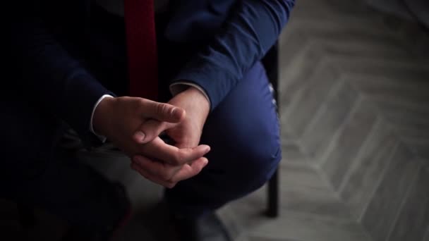 Elbisesi Giymiş Bir Adamın Elleri Yakın Çekim — Stok video