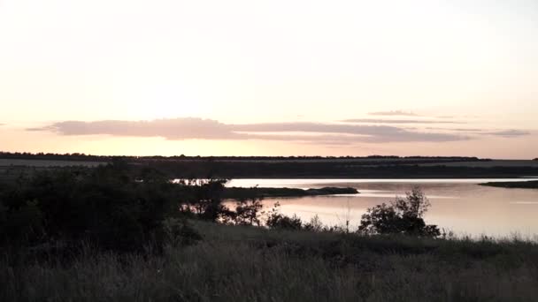 Όμορφο Ζεστό Ηλιοβασίλεμα Κοντά Στο Ποτάμι Όμορφο Φόντο Στο Ηλιοβασίλεμα — Αρχείο Βίντεο