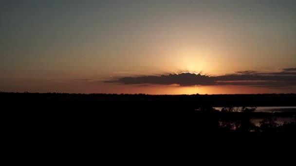 Vacker Varm Solnedgång Nära Älven Vacker Solnedgång Bakgrund Panorama — Stockvideo