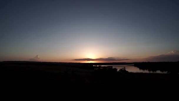 Schönen Warmen Sonnenuntergang Der Nähe Des Flusses Schönen Sonnenuntergang Hintergrund — Stockvideo