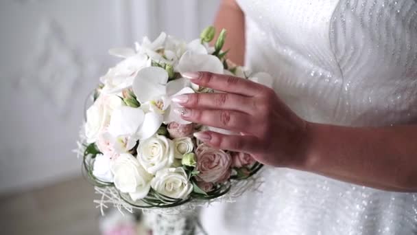 新娘手里拿着一束美丽的白玫瑰和兰花 — 图库视频影像