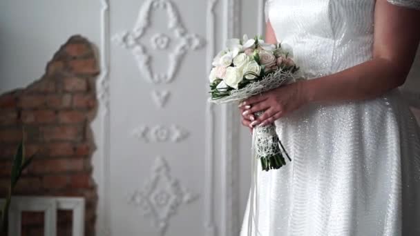 Die Braut Hält Einen Schönen Strauß Weißer Rosen Und Orchideen — Stockvideo