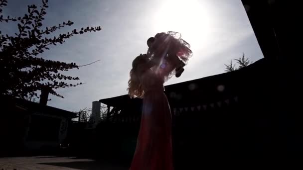 Boldog Anya Tartja Kisbabát Levegőben — Stock videók