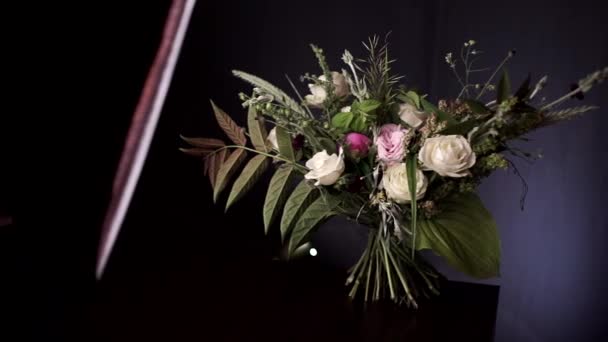 Vacker Bukett Färska Vilda Blommor Från Florist — Stockvideo