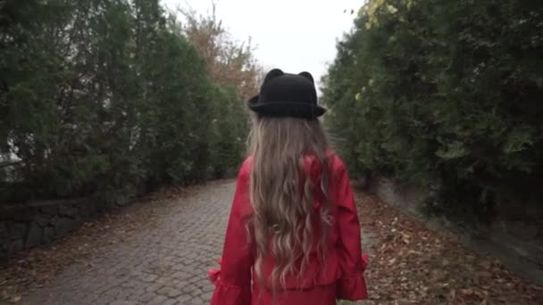 Menina Casaco Vermelho Corre Através Parque Outono — Vídeo de Stock