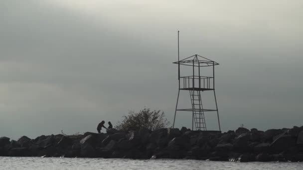 Två Unga Män Går Längs Stenkusten Kall Höst Dag — Stockvideo