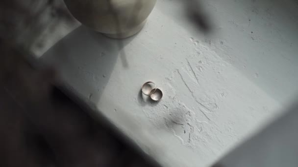两枚金戒指躺在窗边的一张旧桌子上 — 图库视频影像