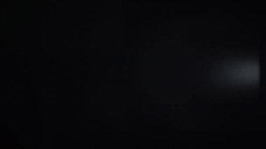 siyah bir arka plan üzerinde objektif güzel flaş geçişleri