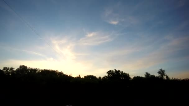 Вечернее Летнее Небо Над Городом — стоковое видео