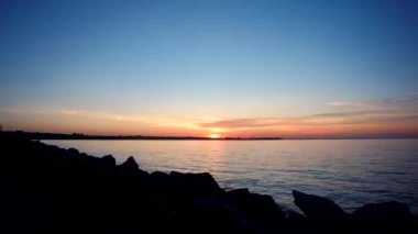 sahilde güzel bir gündoğumu zaman atlamalı