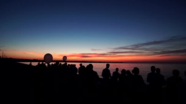 Genç Mutlu Insanların Grup Şafak Kıyısında Gökyüzünde Balonlar Başlattı — Stok video