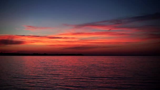 Rood Oranje Zonsopgang Aan Kust — Stockvideo