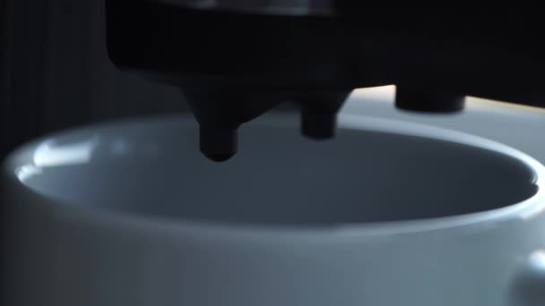 コーヒーのカップとコフディスペンサーマクロ — ストック動画