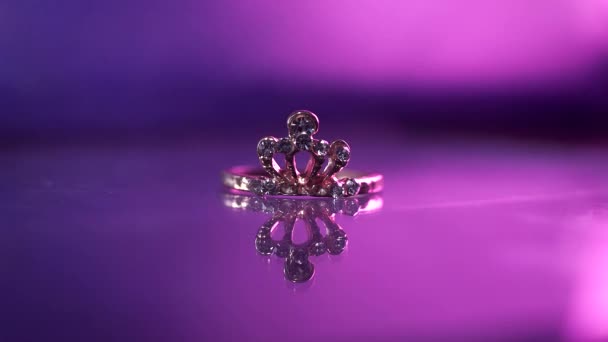 美丽的宏钻石戒指溢出 — 图库视频影像