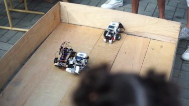 yarışmalarda ev yapımı radyo kontrollü arabalar