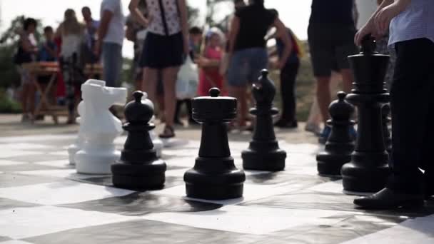 Grandes Pièces Échecs Sur Grand Échiquier Lors Événement Ville — Video