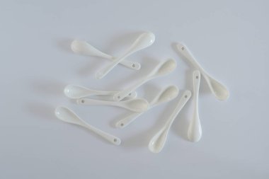 Beyaz Arka Plan Üzerine On Beyaz Kaşık