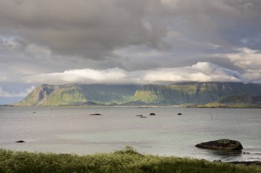 Norveç'te Lofoten, Eggum, gece yarısı güneşi ile Panorama