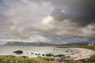 Norveç'te Lofoten, Eggum, gece yarısı güneşi ile Panorama