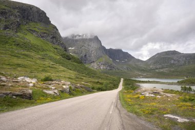 dağ Eggum ve Svolvaer de yol Lofoten Adaları Norveç'te