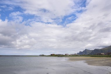 Svolvaer arasındaki Eggum kıyıya Lofoten Adaları Norveç'te dağda