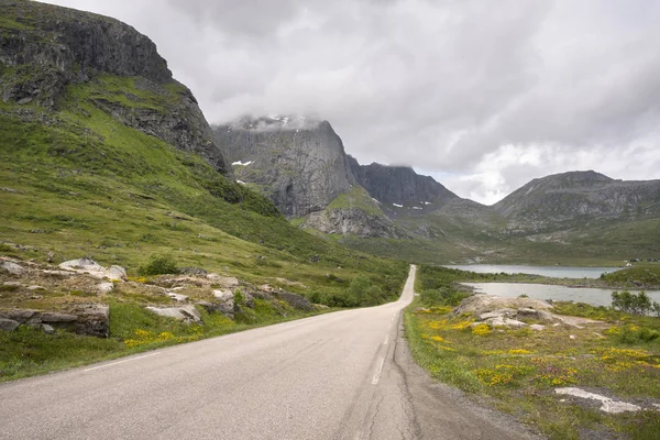 Гора Дороге Eggum Svolvaer Лофотенским Островам Норвегии — стоковое фото
