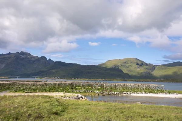 山在海岸在莎莱和 Svolvaer 之间到罗弗敦海岛在挪威 — 图库照片