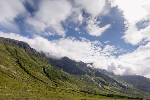 Góra Wybrzeżu Pomiędzy Eggum Svolvær Lofotach Norwegii — Zdjęcie stockowe