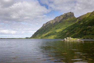 Eggum sahil Lofoten Adaları Norveç'te dağda