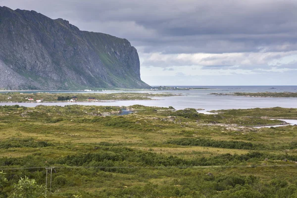 ノルウェーのロフォーテン諸島の島々 Eggum の海岸山 — ストック写真