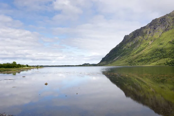 ノルウェーのロフォーテン諸島の島々 Eggum の海岸山 — ストック写真