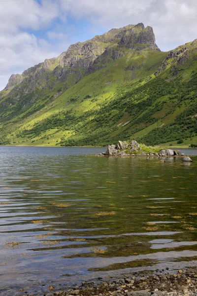 Góra Wybrzeżu Eggum Lofotach Norwegii — Zdjęcie stockowe