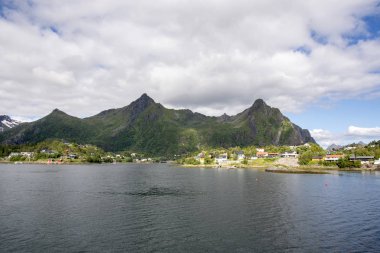 panoramik deniz kenarı ve Adaları'nda Svolvaer, Norveç'te Lofoten