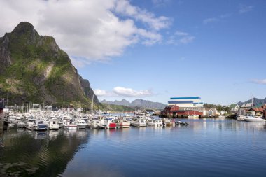 panoramik deniz kenarı ve Adaları'nda Svolvaer, Norveç'te Lofoten