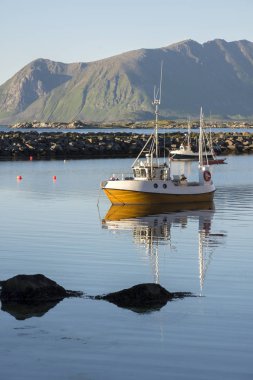 gece yarısı güneşi, Norveç'te Lofoten, Eggum, tekne