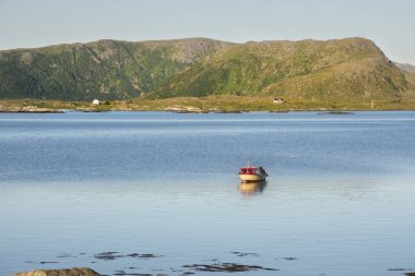 gece yarısı güneşi, Norveç'te Lofoten, Eggum, tekne