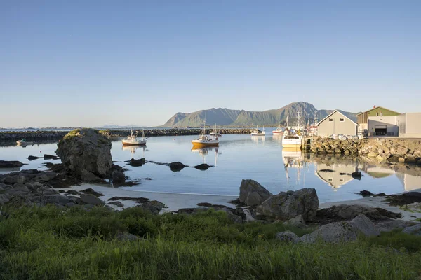 Lodí Půlnoční Slunce Eggum Lofoten Norsku — Stock fotografie