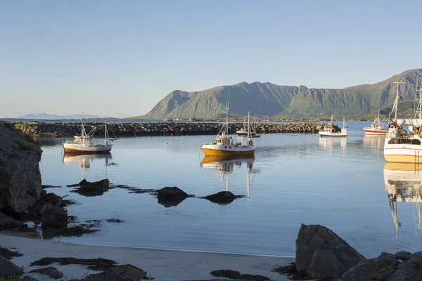 gece yarısı güneşi, Norveç'te Lofoten, Eggum, tekne