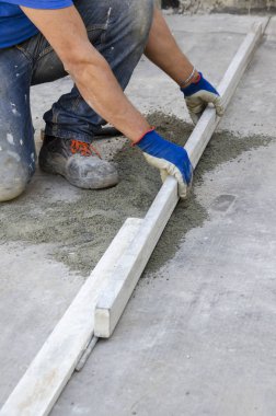 İnşaat çalışmaları sırasında bir binanın çatı onarımı