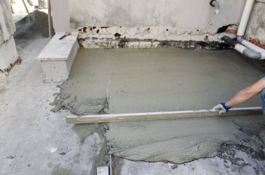 İnşaat çalışmaları sırasında bir binanın çatı onarımı