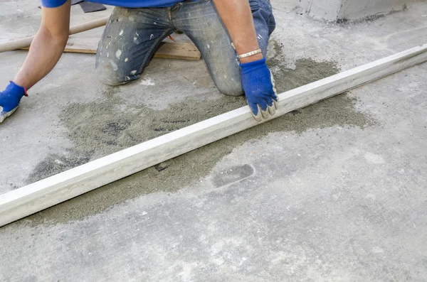 İnşaat çalışmaları sırasında bir binanın çatı onarımı