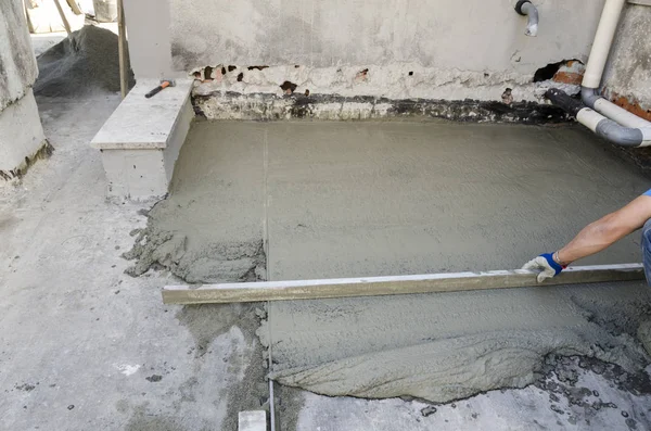 İnşaat çalışmaları sırasında bir binanın çatı onarımı