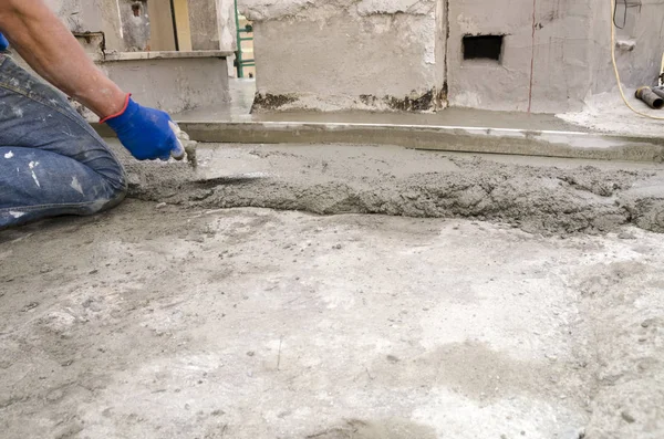 İnşaat çalışmaları sırasında bir binanın çatı onarımı